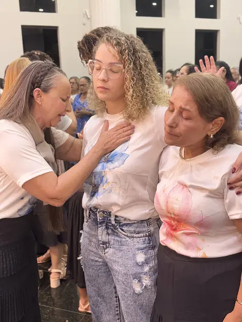 Mulheres orando umas pelas outras, 14º Seminário Mulheres que Edificam