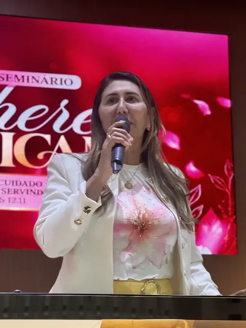 Pra. Maria Helena no louvor, 14º Seminário Mulheres que Edificam